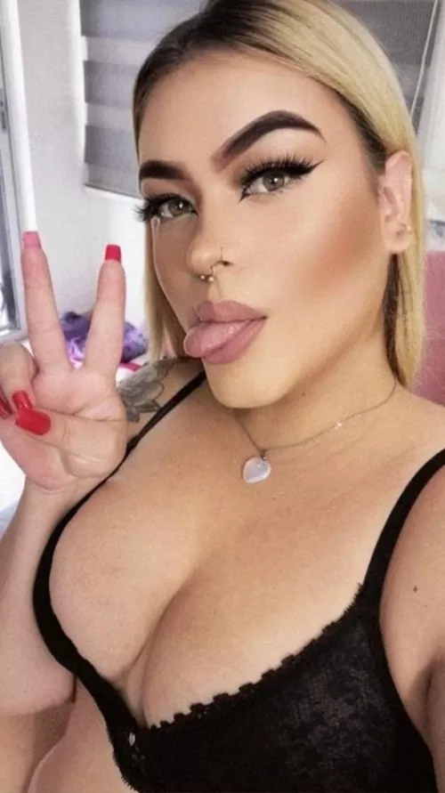 Treat me like a queen, fuck me like a whore..