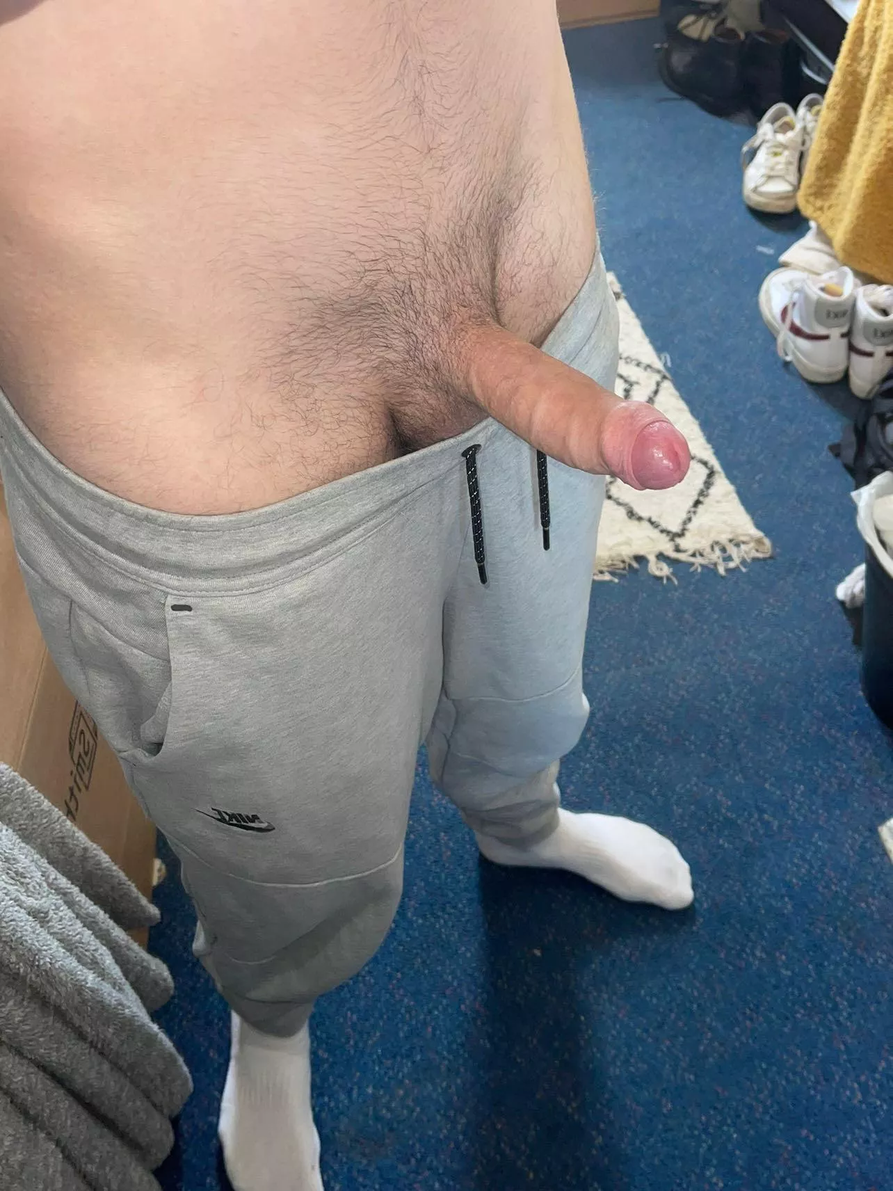 19 uk. Anyone wanna suck it? 😈