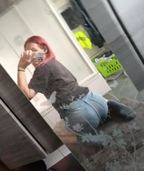 Any straight boys or trans girls wanna peel these shorts off my ass?