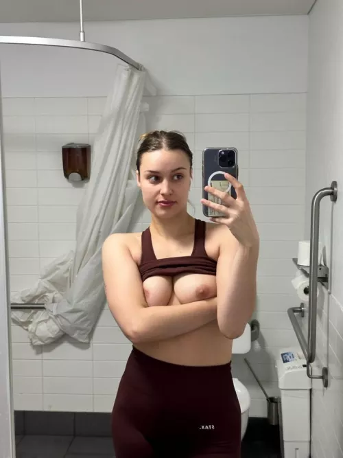 quick selfie at the gym, really liking how my body is looking recently