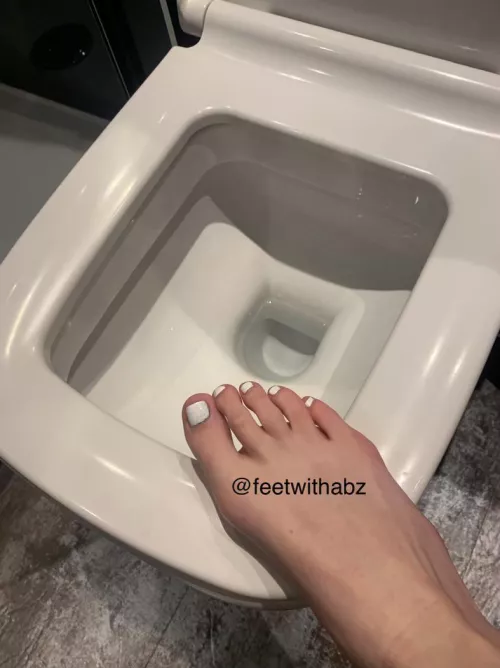 What would you rather lick? <The seat or my feet> 😋🥰