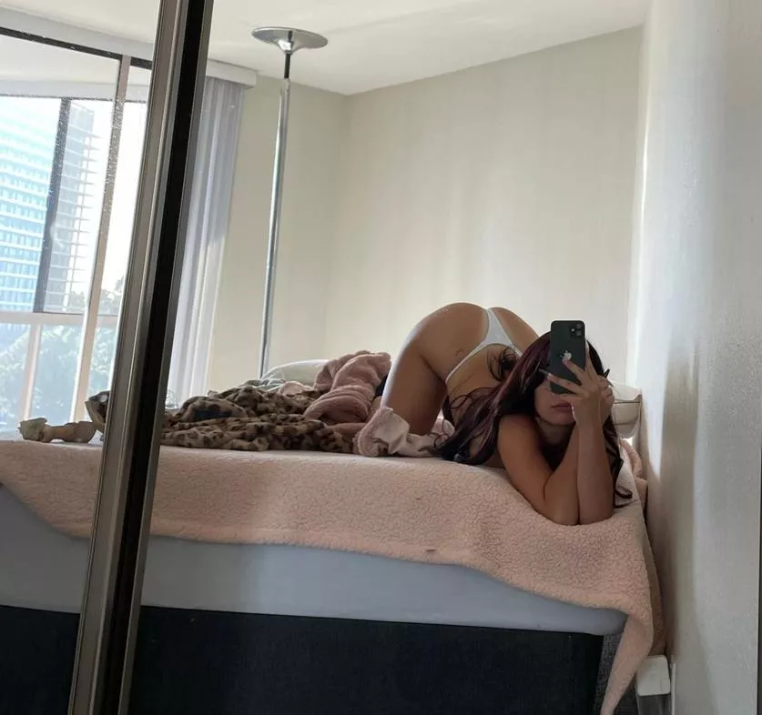 Who needs a waist when you've got a booty this thick? 😈