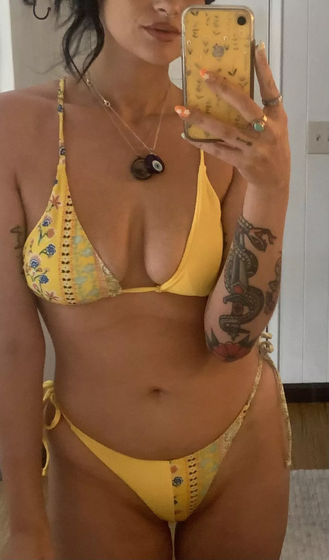 Yellow is my favorite color💛💛