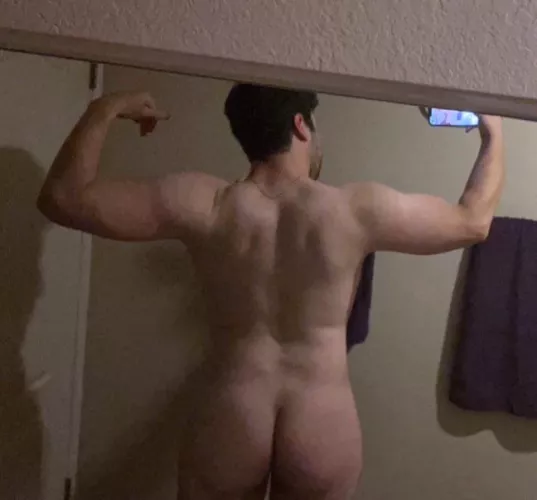 [24] love taking pics after hitting back at the gym