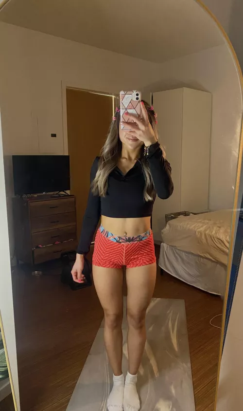 Loving this cropped workout shirt