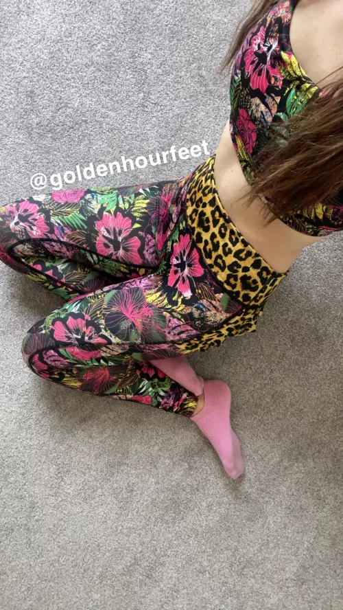 My entire workout set & socks is up for grabs, which foot boy is gonna get to smell all of me?🥰 [usa only]