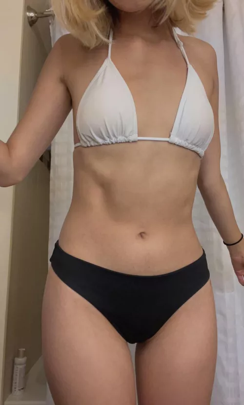 Took a pic of my thigh gap before I went swimming 💦