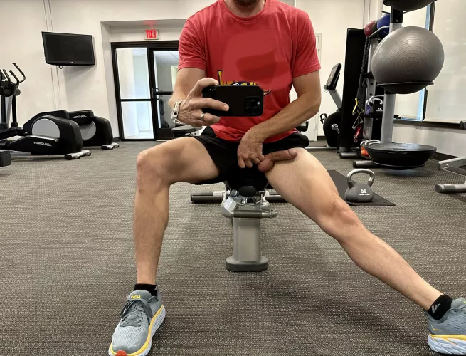 [44] Hanging out in the gym😘