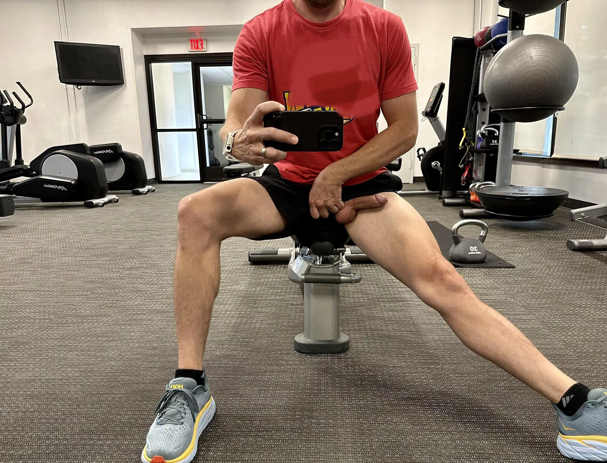 [44] Hanging out in the gym😘