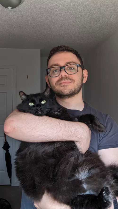 An involuntary participant in my selfie, or so she'll have you think 👀😼