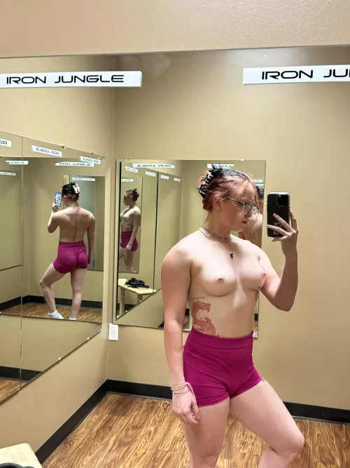 Back day has me shedding clothes just to take good pump pics