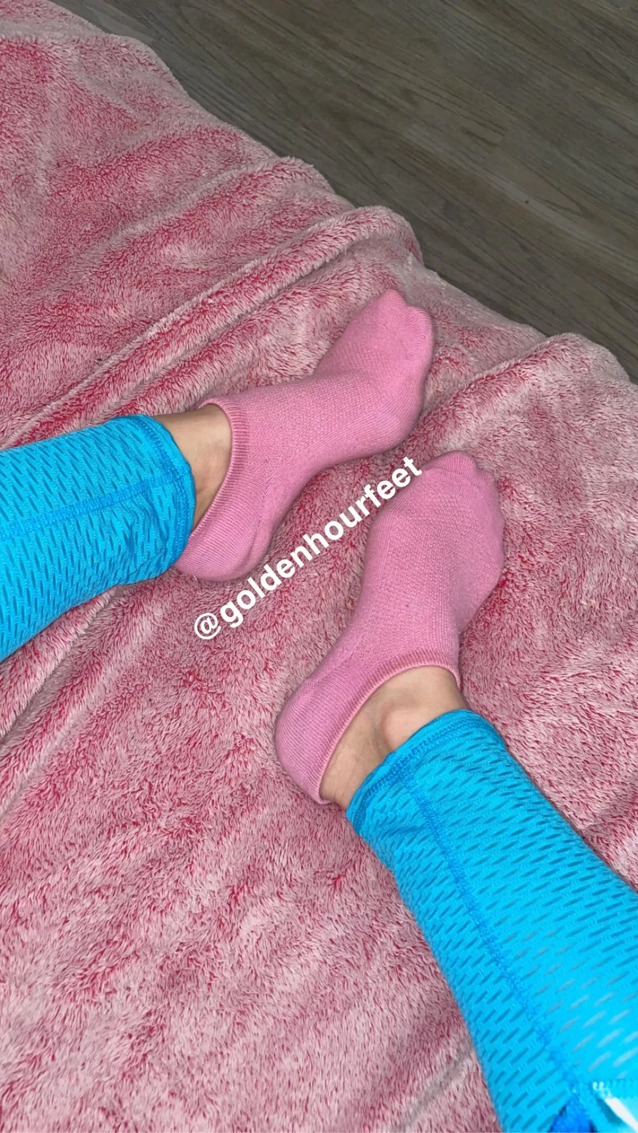 Get under my feet & smell my socks😋 [selling]