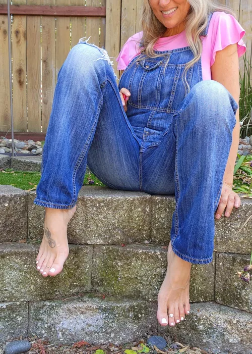 I love my feet worshipped in public!