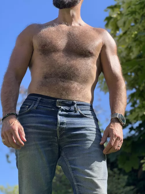 Working outdoors can be a good workout 😏