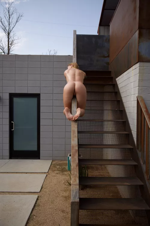 Yes OF COURSE I know how to use a stair case🙄....😅