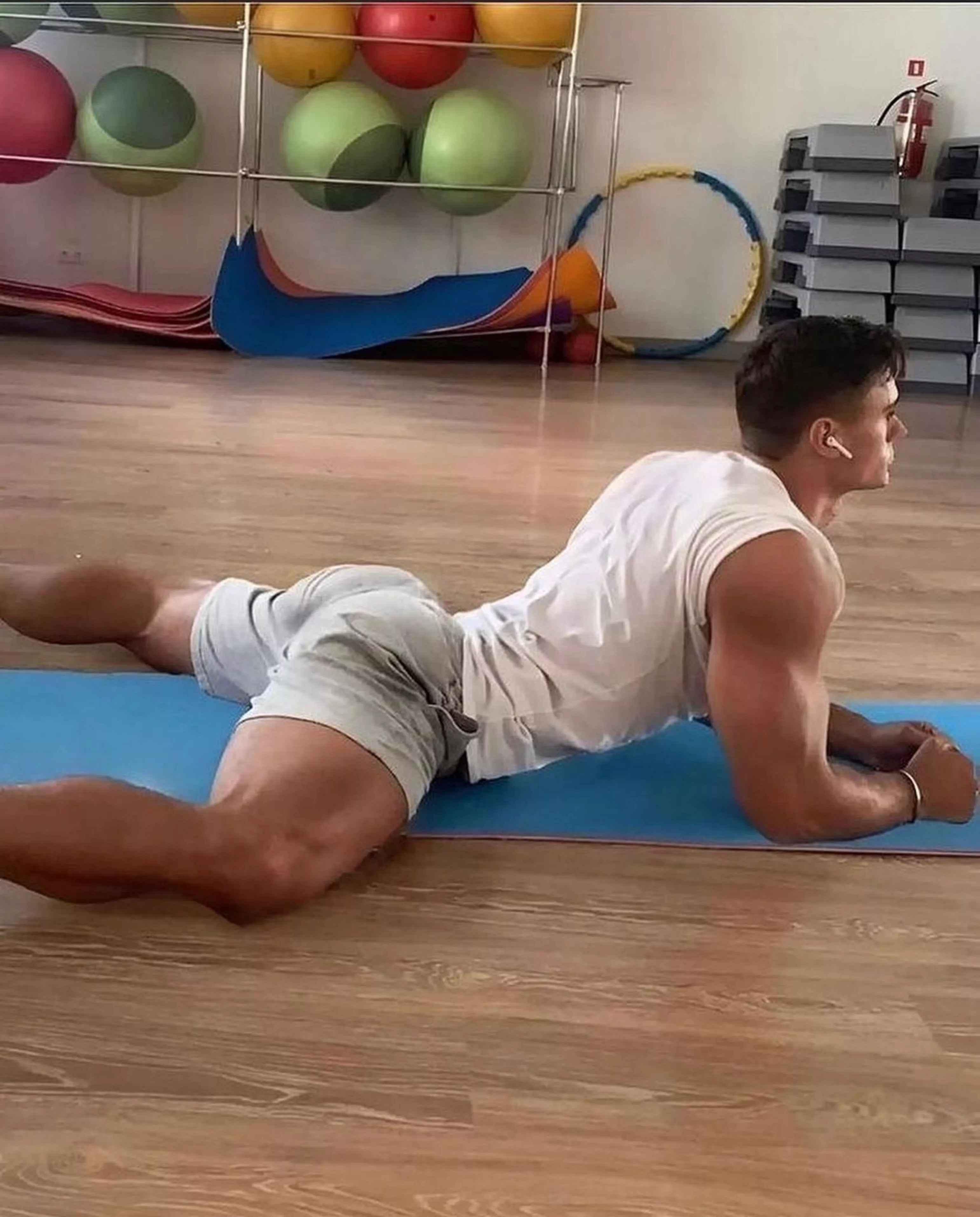 Best way to stretch before really getting stretched by your buddies