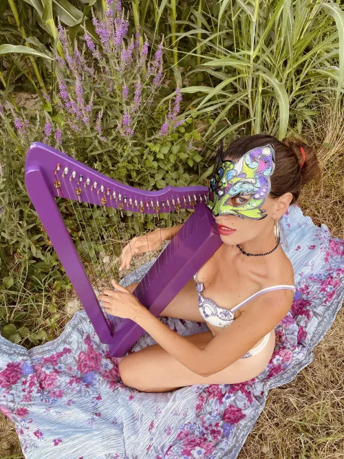 harp, a wild woman and intimacy. what more could you wish for?
