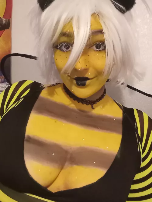 I cosplayed as a bee, my name is alliesha 🫶
