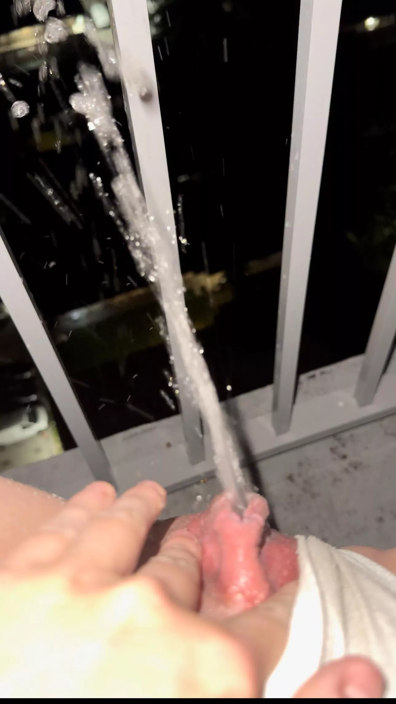 I love pissing off my balcony 💦