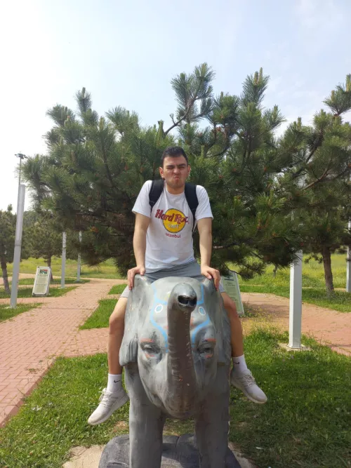 Kizzes to all who feels alone today :*