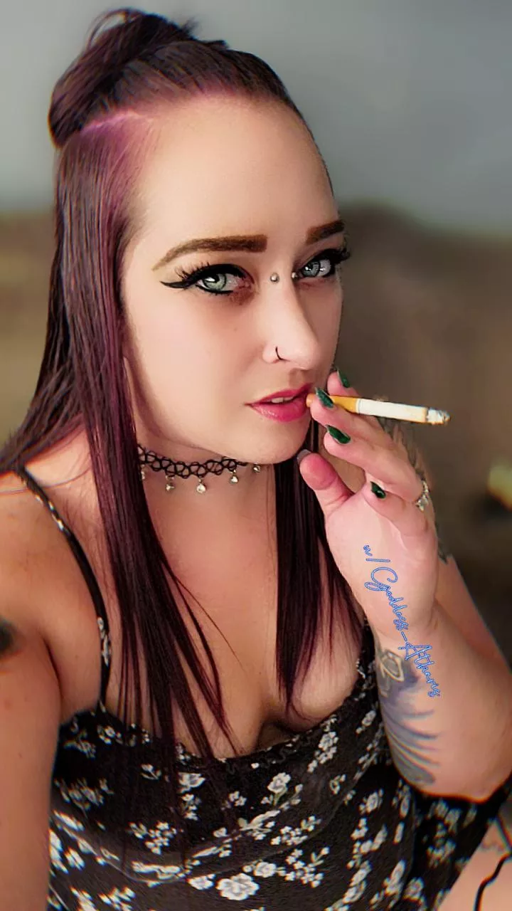 One look in my eyes & you'll forever want to watch me smoke. 🚬😌
