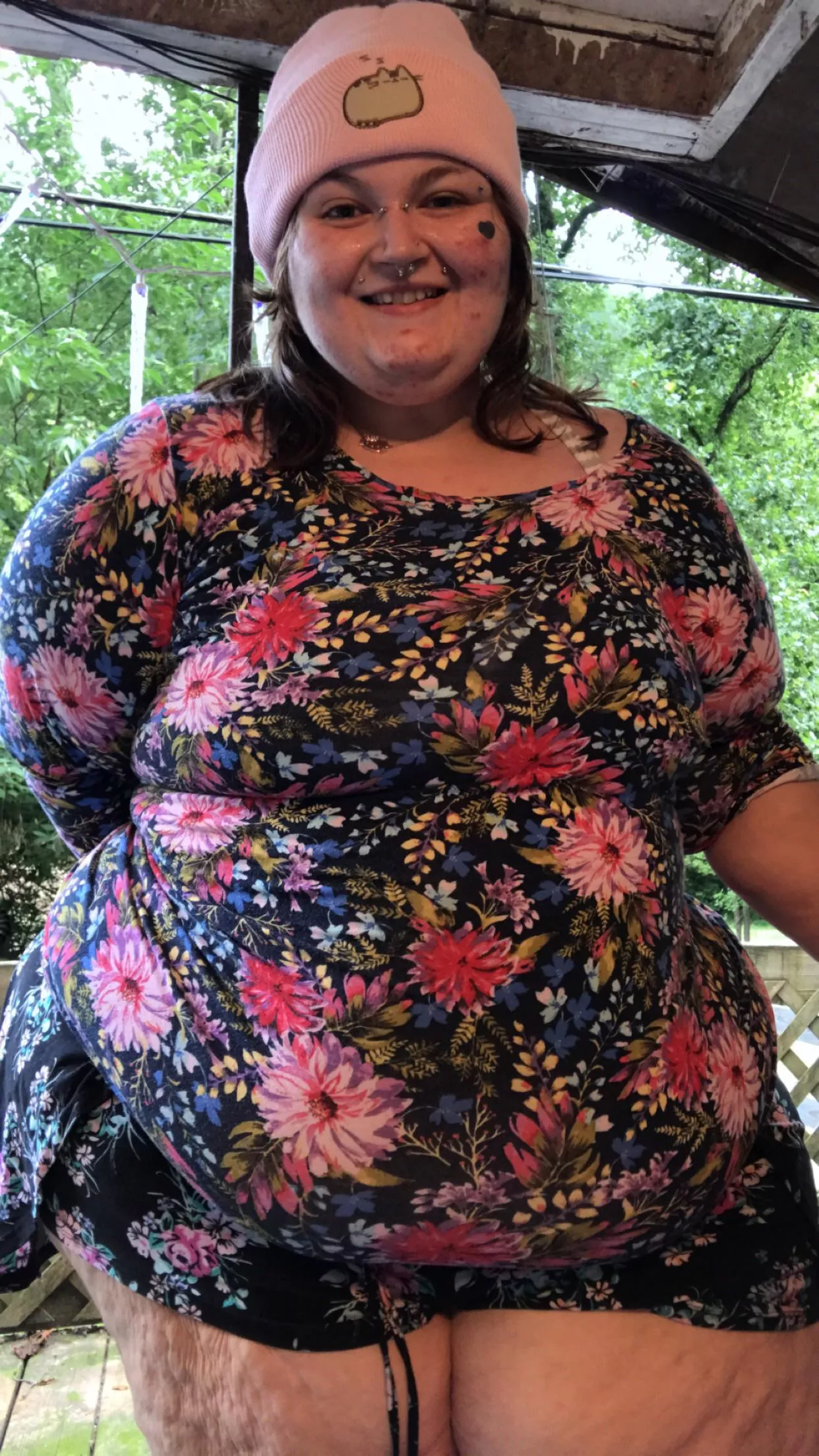 Showing off my new pusheen hat 🐱 💜