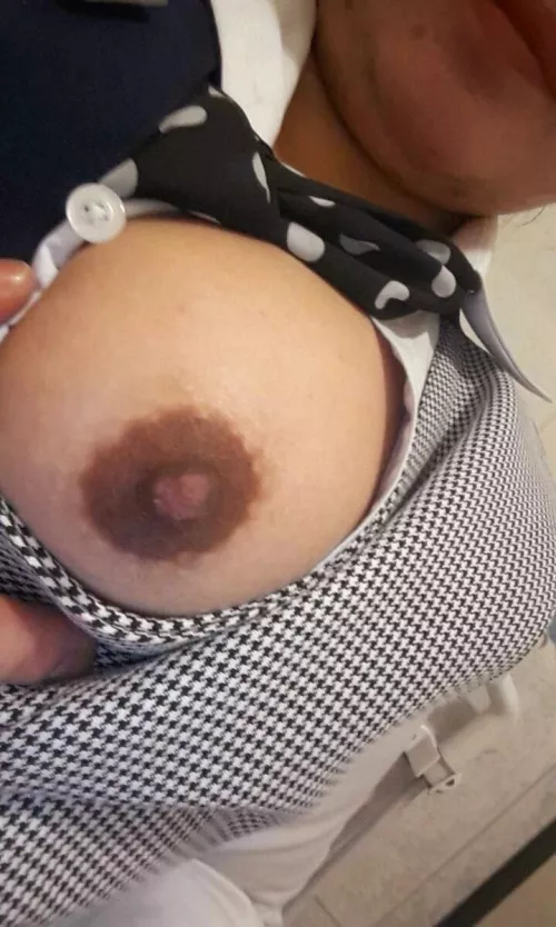 A titty flash @work [F]