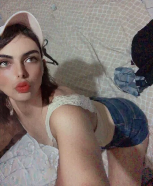 Am i pretty as a girl ?