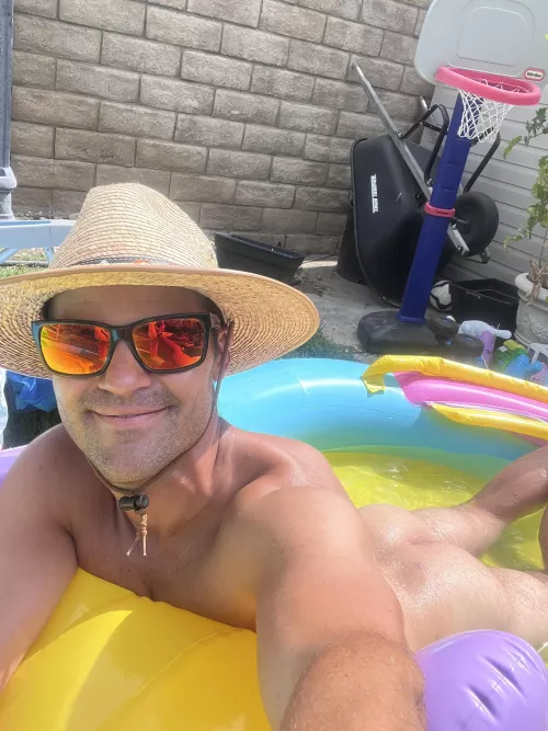 Hot days call for stealing the kids pool 🤠