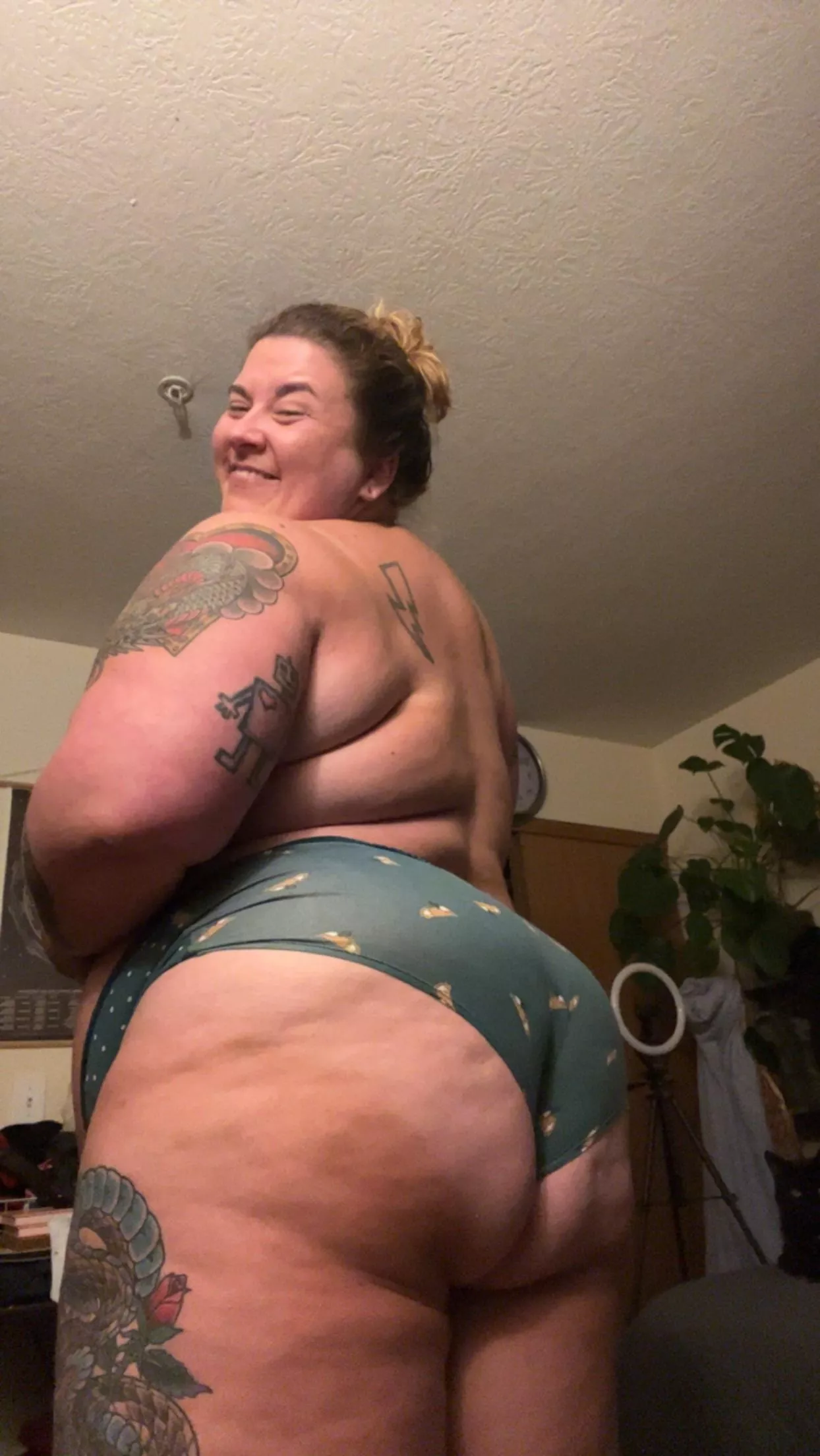 Just a big ol ass and a smile ☺️
