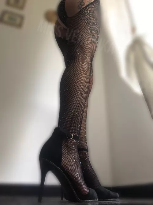 [F] This is exactly what I'd call a Queen outfit 👑🖤