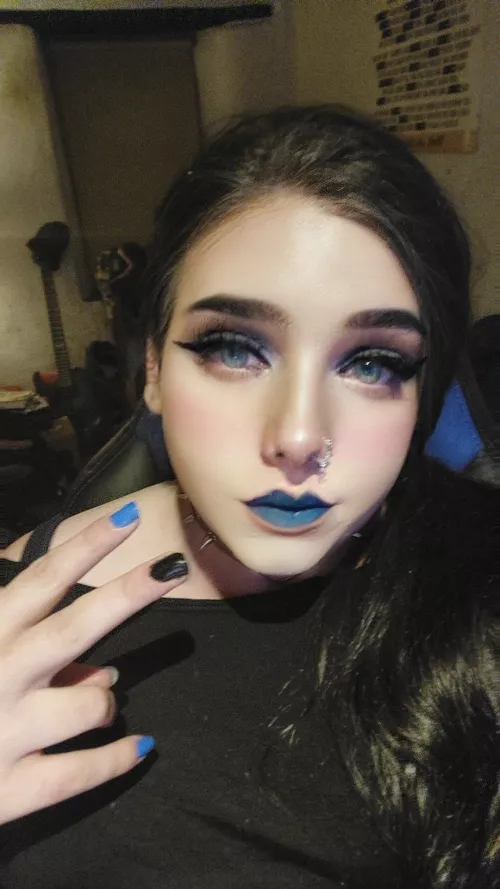 First thought seeing me? :3 also say hai 😇