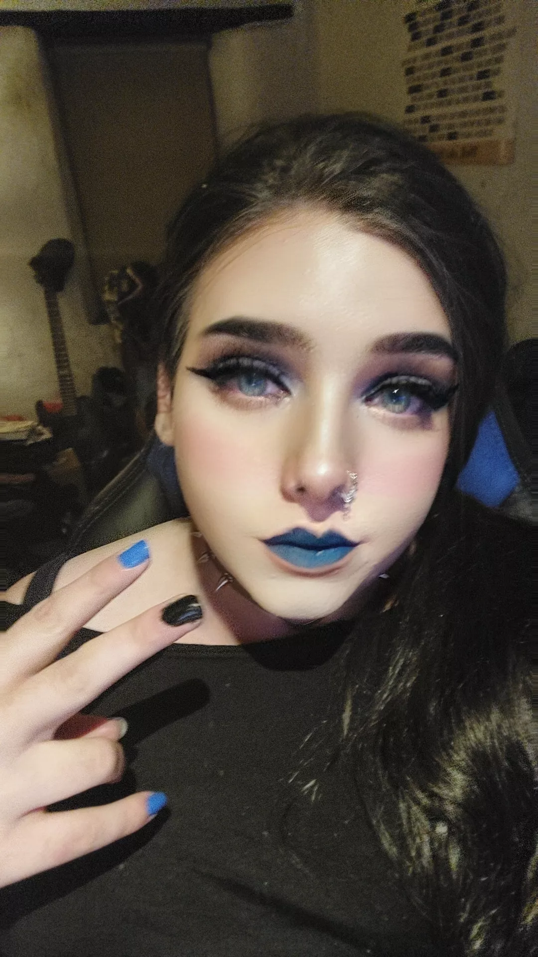 First thought seeing me? :3 also say hai 😇