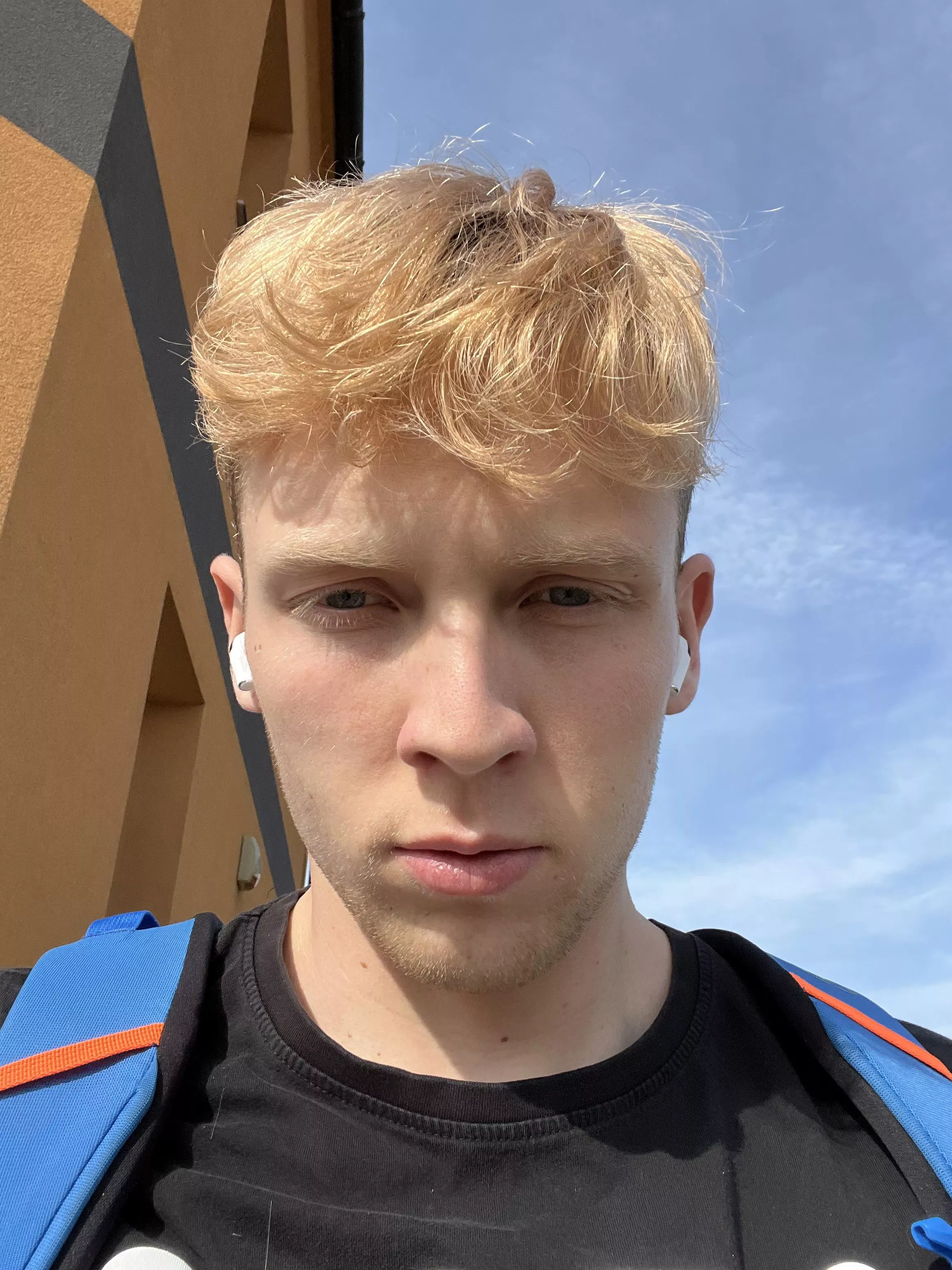 Hey, how old do u think I am?