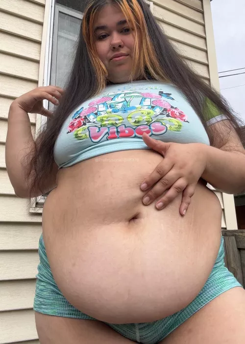 my massive belly + belly button ft outgrown clothes🙈