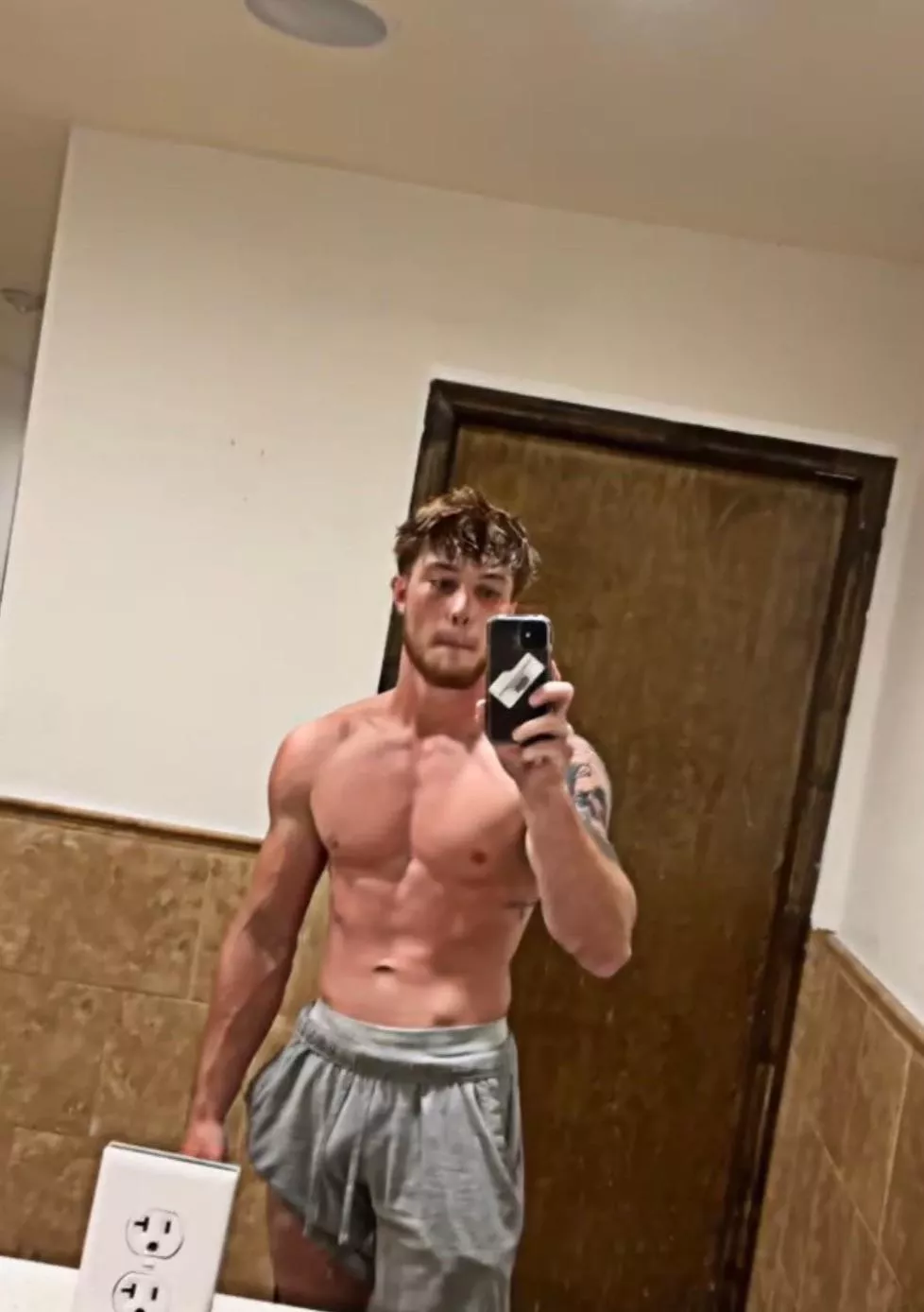 My pecks aren’t the only thing that’s hard. 👀