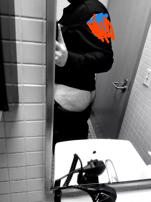 Secretly bi 👮‍♂️won't get judged here right??