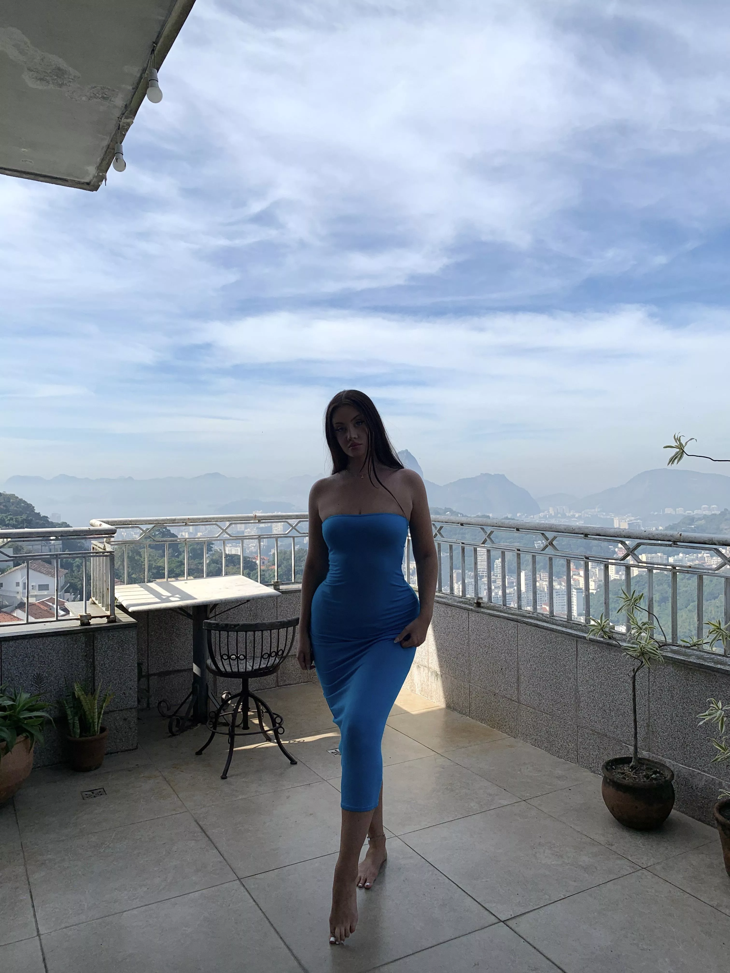 They just can't help popping out of my dress🙈