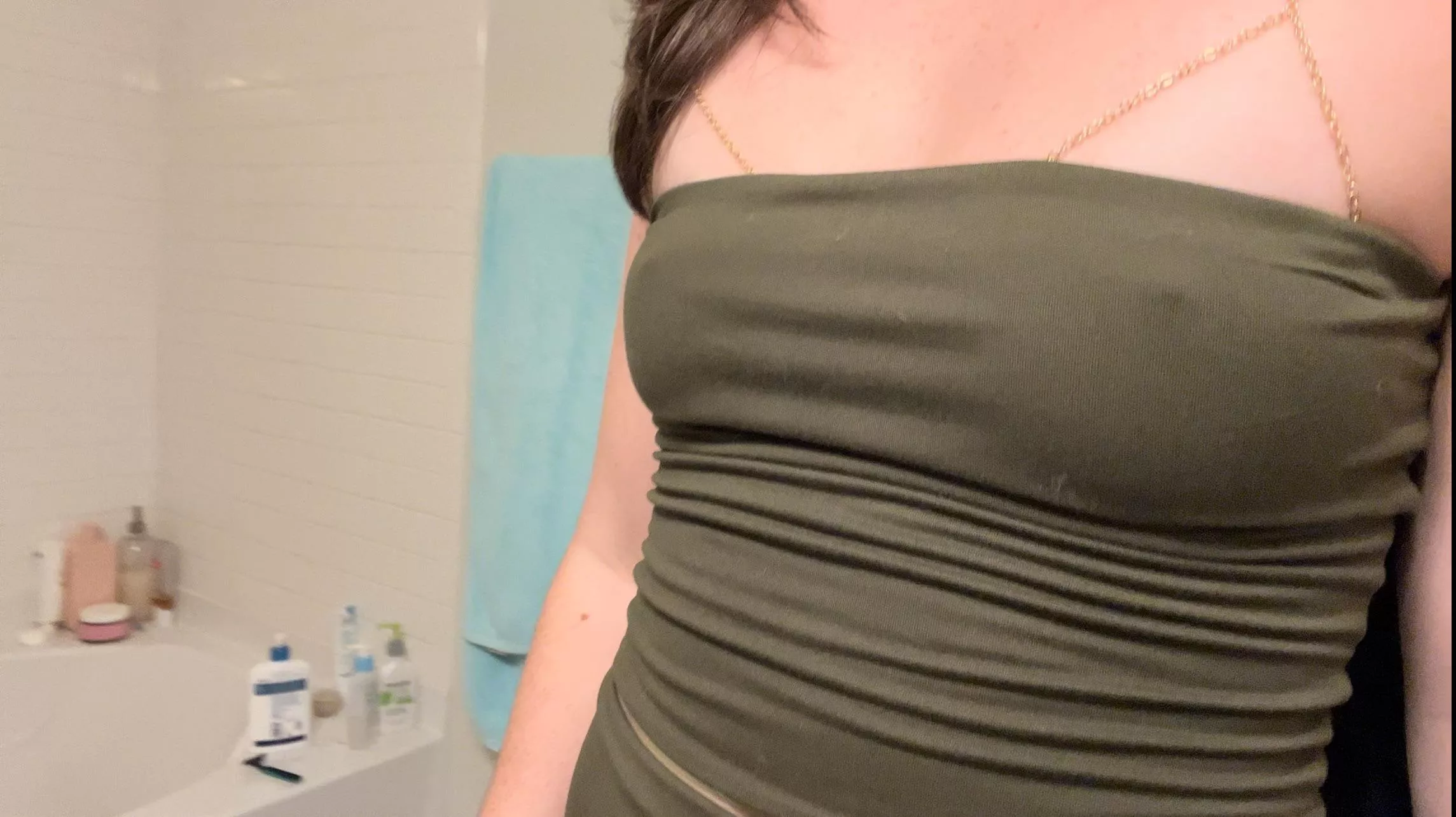 This is braless right? Either way this mom was giving death stares at a fancy dinner lol