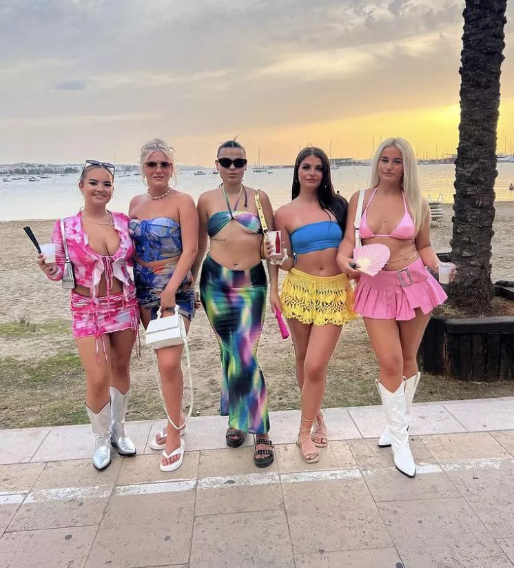 Which holiday chav are you taking back to the hotel? 👀🤤