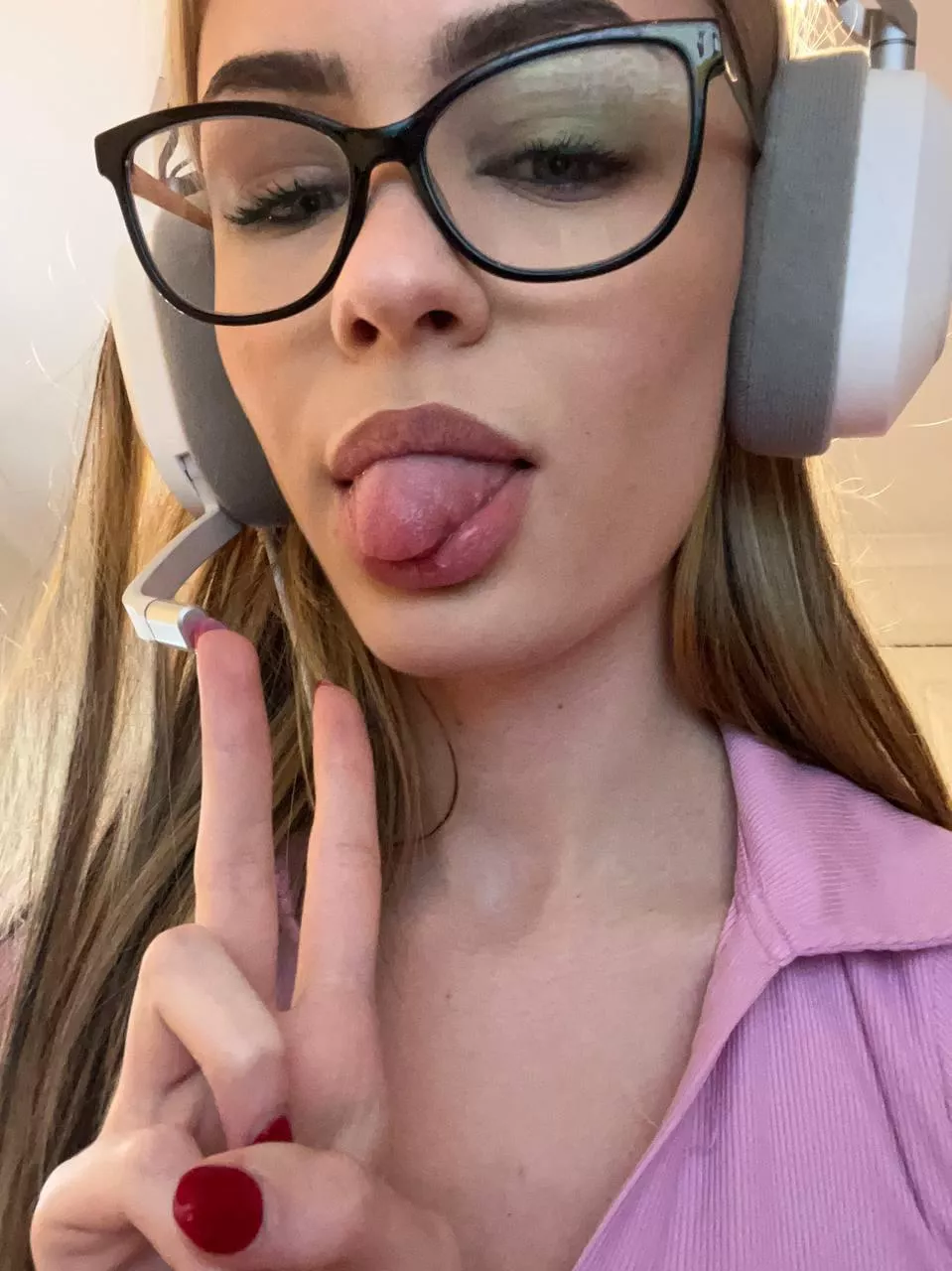 Gamer girls who wear glasses > pornstars