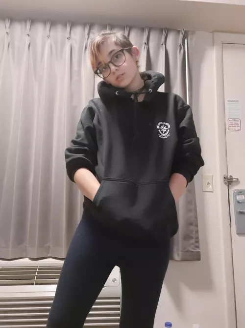 I have pics of people close to me I'd love to exchange. ;)