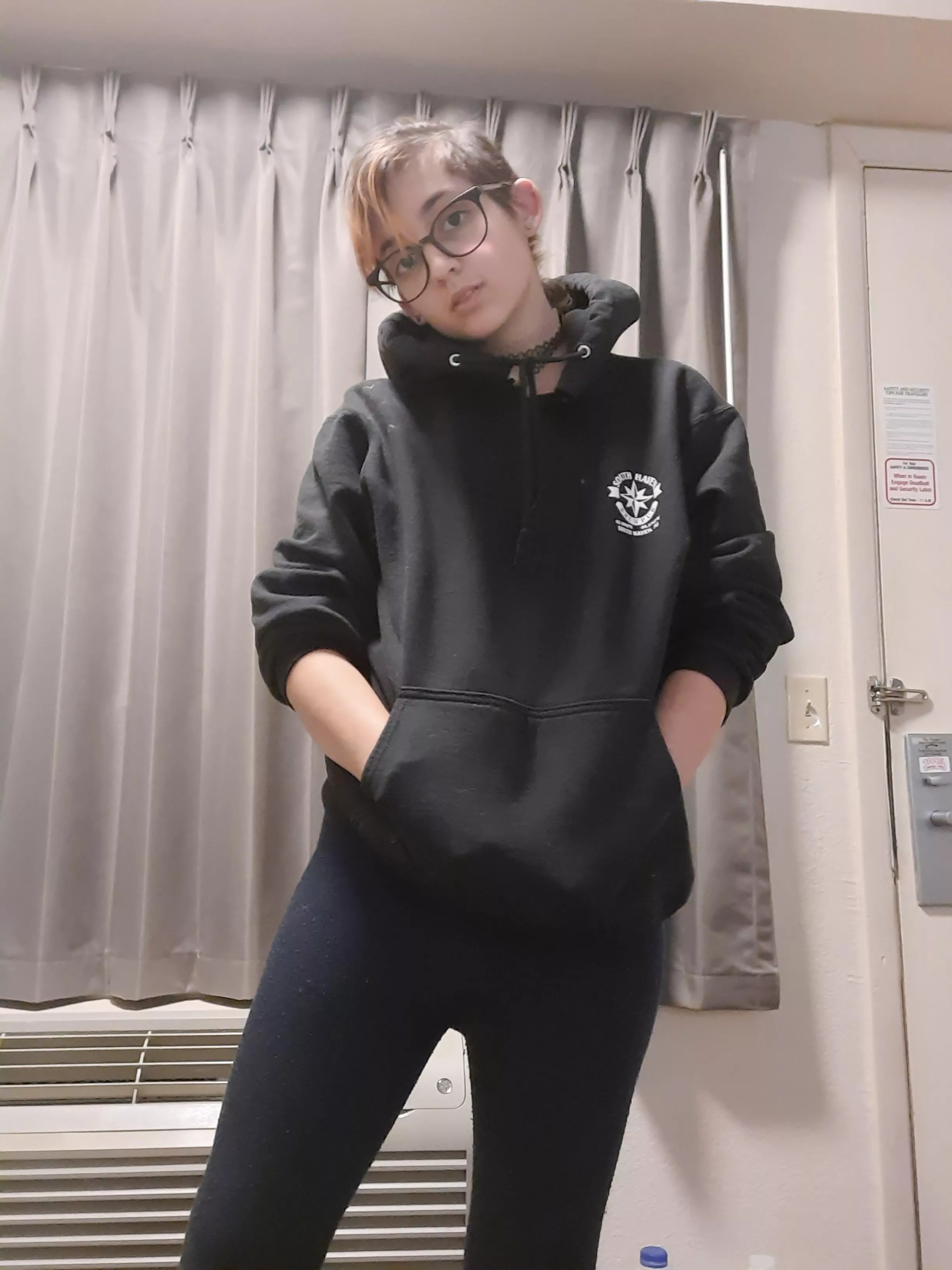 I have pics of people close to me I'd love to exchange. ;)