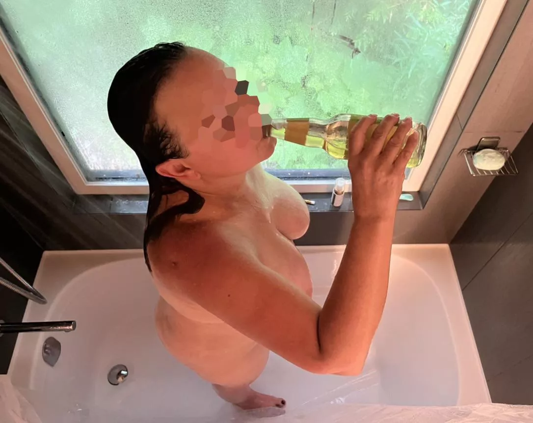 Ice cold beer in a steam hot shower 🍻