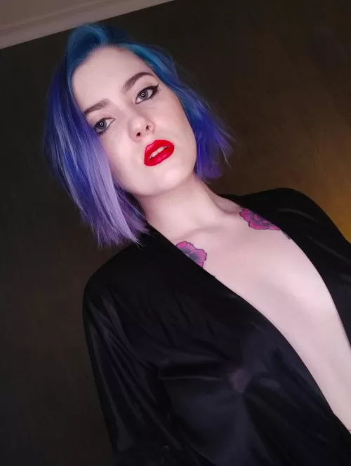 I'll be your neon succubus😈😈