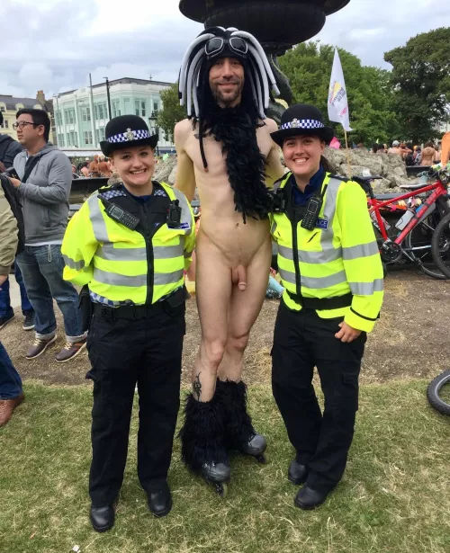 Open carry is apparently OK with these police officers at WNBR London.