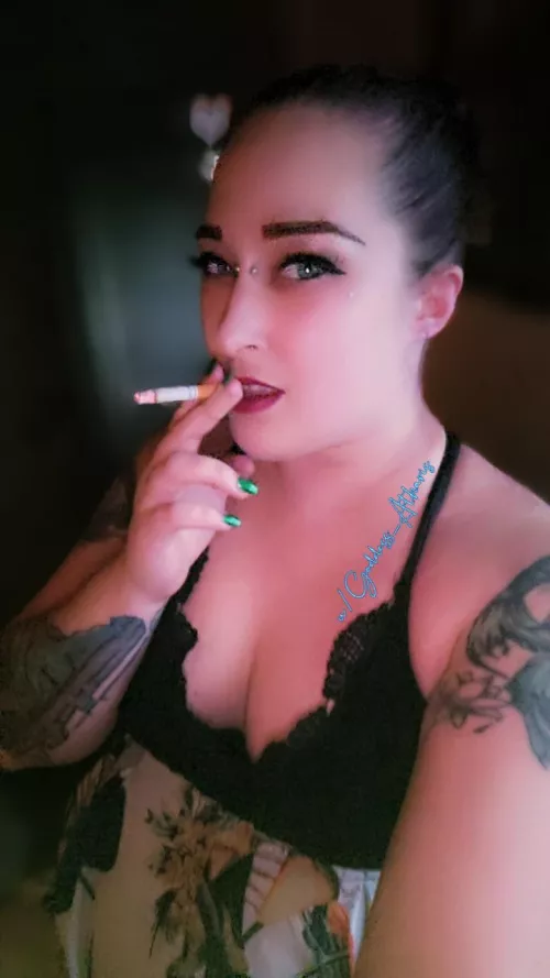 Seductive Smoking Misstress💕