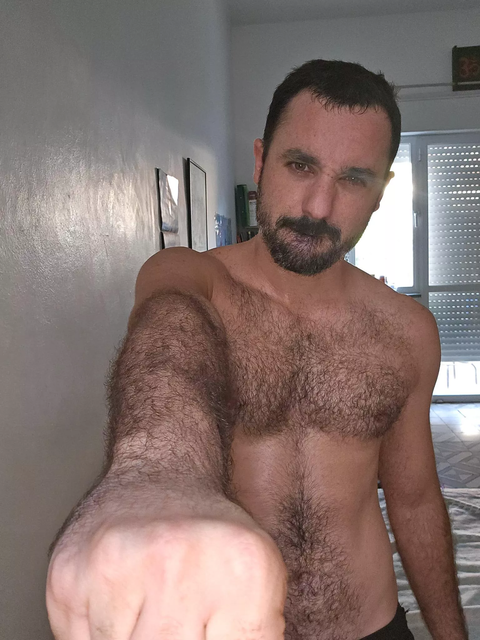 Steamy hello from me. Who's into hairy arms?