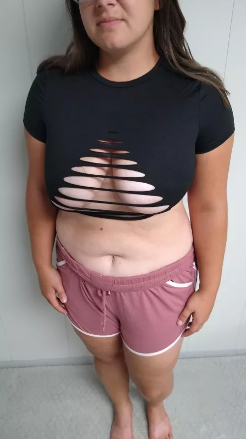 This crop top is pretty good for me, yes?