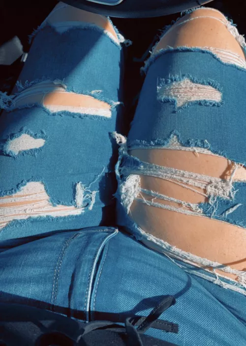 Who likes thick thighs in tight jeans? 😏😜